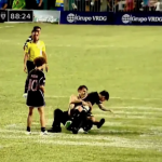 ميسي يسقط أرضًا بعد اقتحام الجماهير أرض الملعب